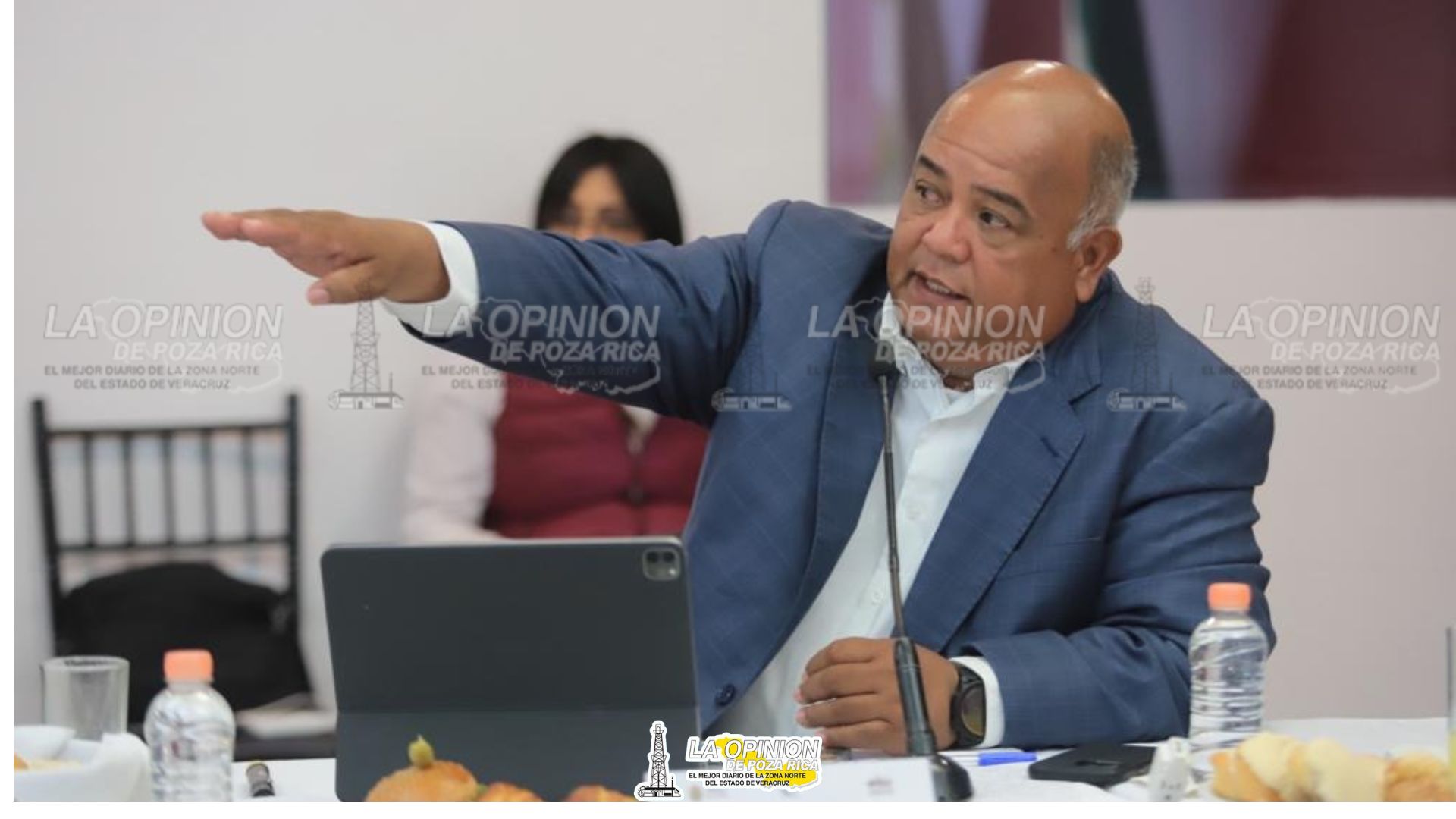 Eric Cisneros aventaja en encuesta