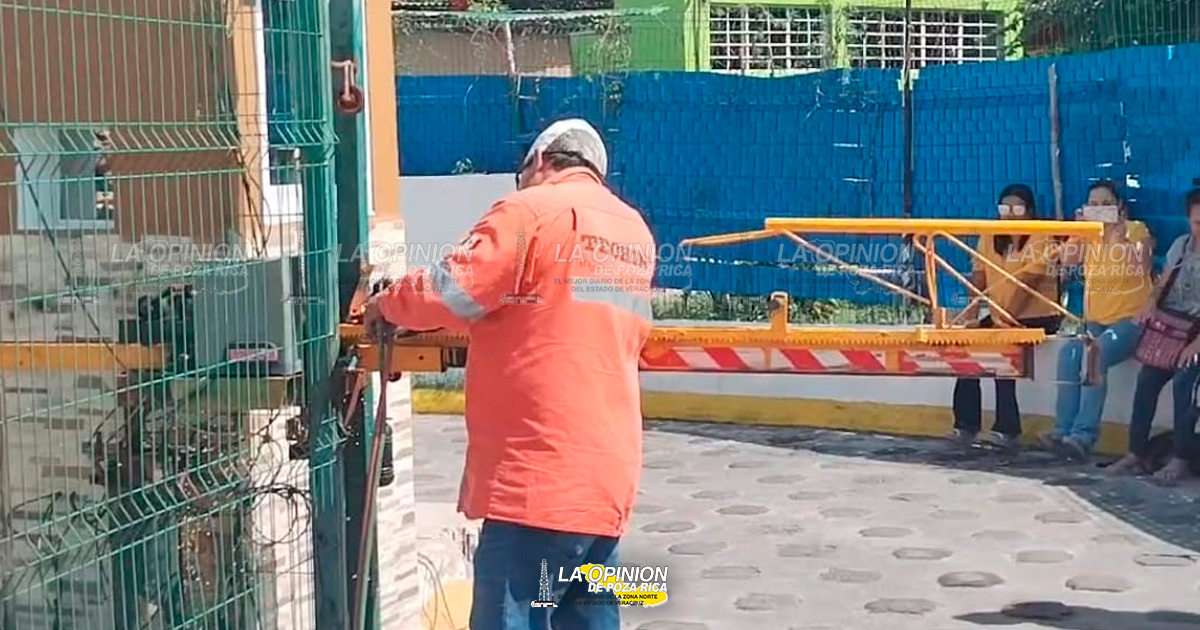 Destruyen plumas que obstruían acceso en Bosques de Santa Elena