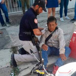 Camioneta derriba a mototortillero