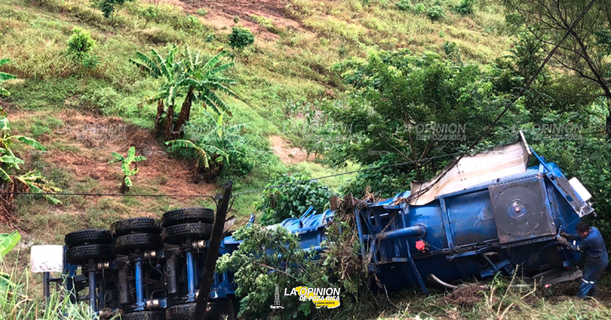 Rescatan tráiler volcado en Tihuatlán