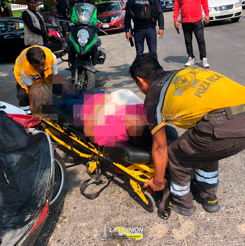 Auto choca motoneta en Tihuatlán