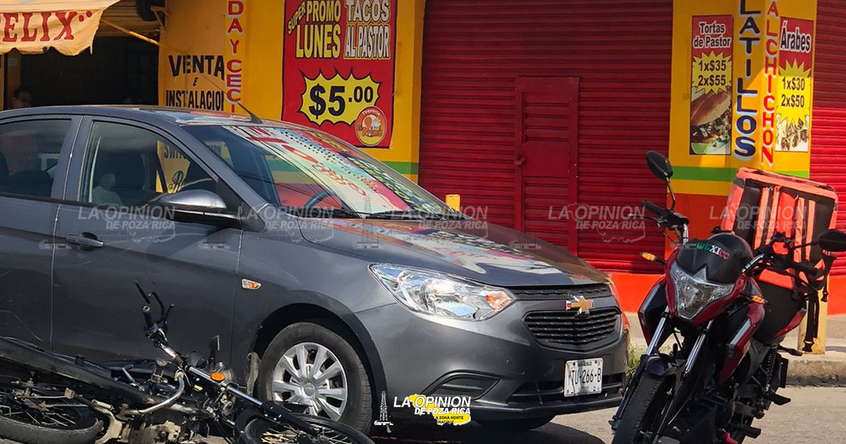 Chocan moto y auto en calle Chopo