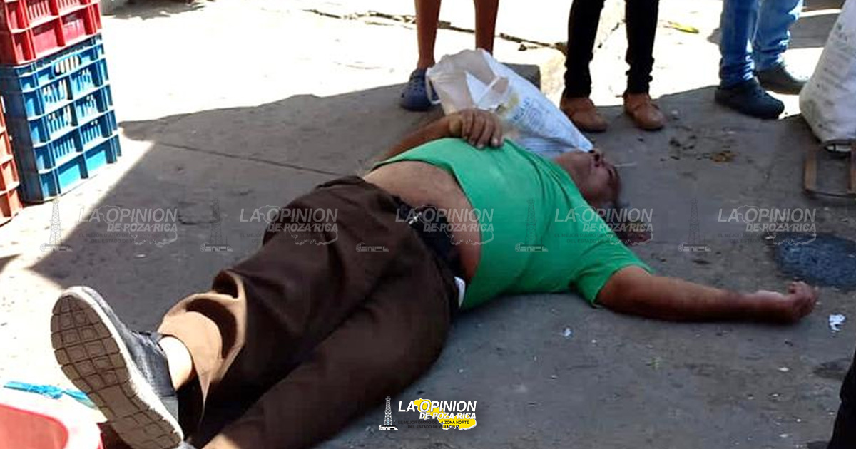 Cae y muere comerciante en mercado