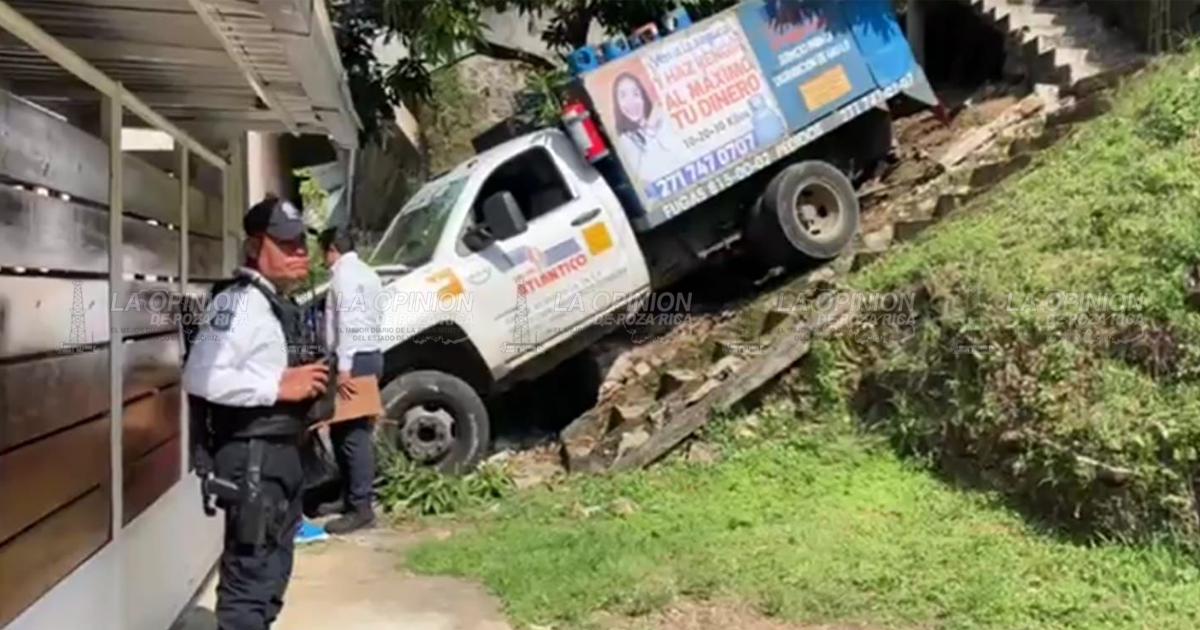 Camioneta gasera se ensarta en casa