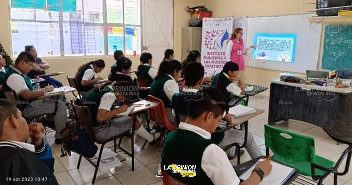 Dan conferencias a estudiantes de bachillerato