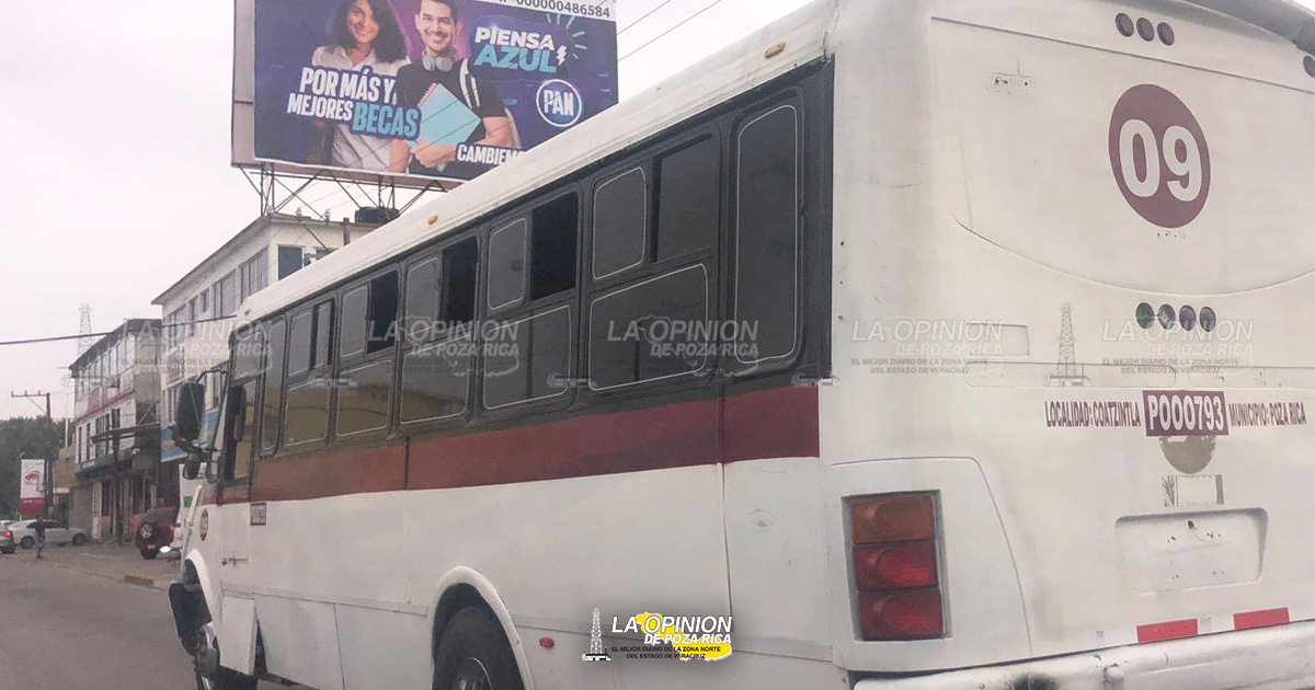 Camioneta repartidora de galletas choca autobús