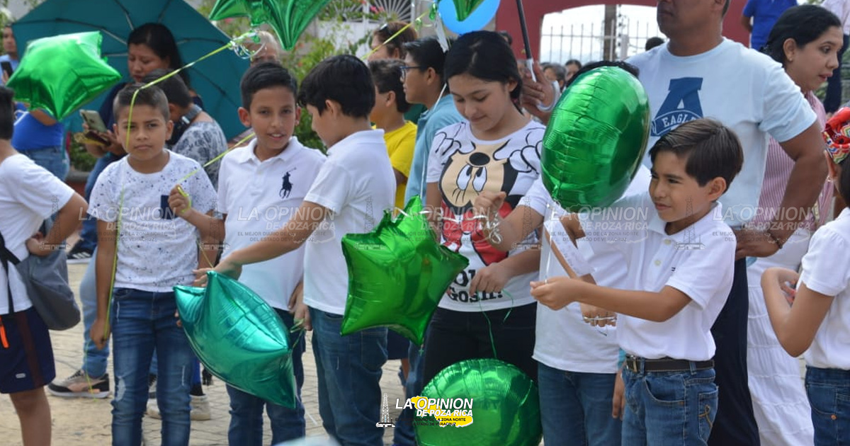 Niños rezan por la paz de todas las naciones en guerra.