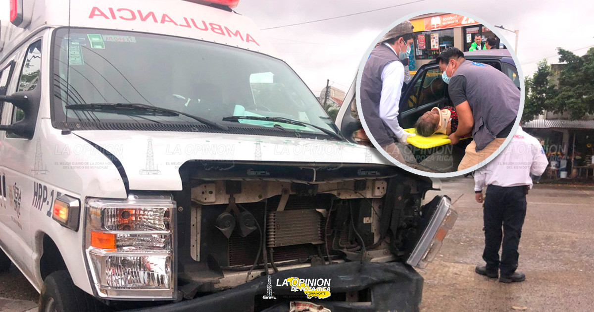 Choca ambulancia y auto en la 27