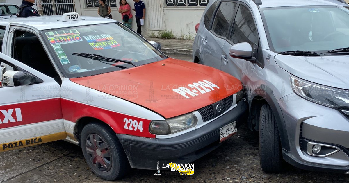 Chocan taxi y camioneta