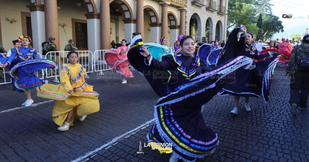 Más de 3 mil personas participaron en el desfile por la Revolución Mexicana