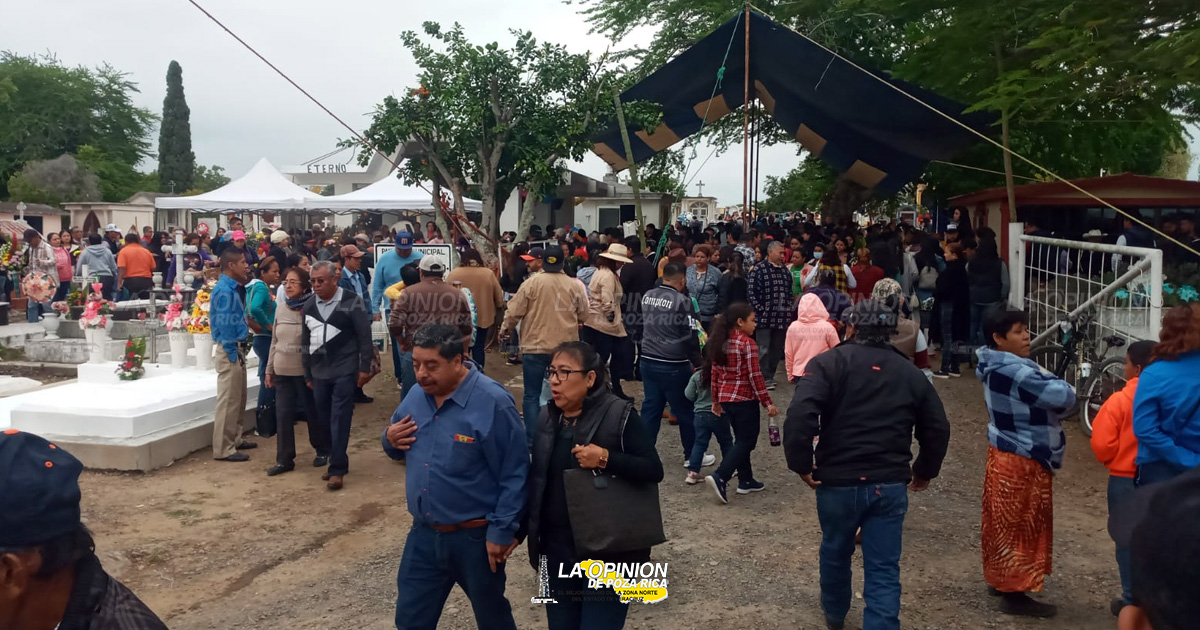 Buena afluencia de personas en el cementerio