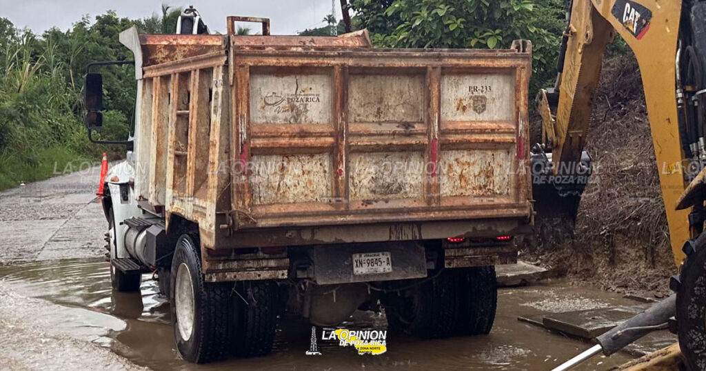 Desazolvan drenajes pluviales que inundaban acceso a la Técnica N. 75