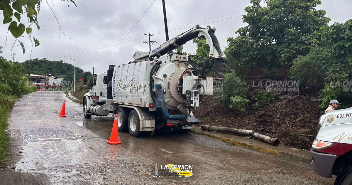 Desazolvan drenajes pluviales que inundaban acceso a la Técnica N. 75