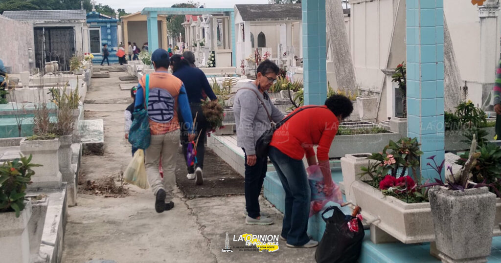 Gran afluencia de familias en panteones municipales de Poza Rica
