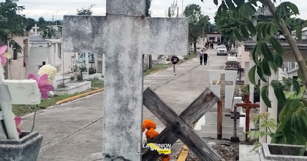 Gran afluencia de familias en panteones municipales de Poza Rica