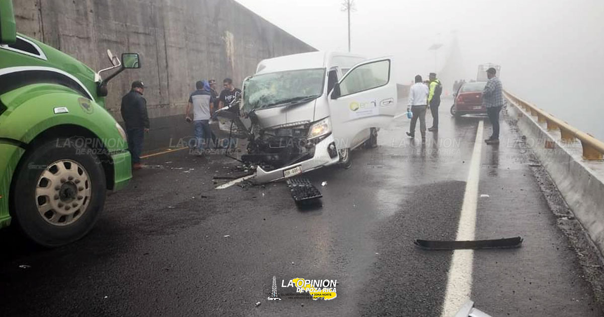 Persona prensada en carambola, sobre la autopista México Tuxpan