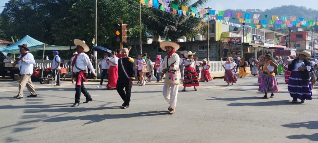 Lucen 27 contingentes en desfile de la Revolución