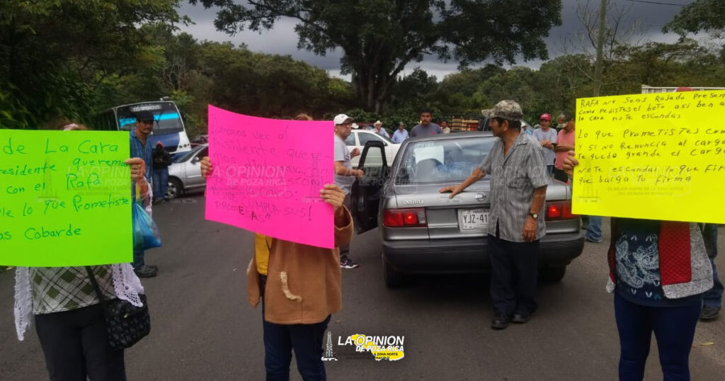 Por falta de agua, toman carretera en Zentla