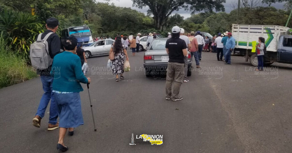 Por falta de agua, toman carretera en Zentla