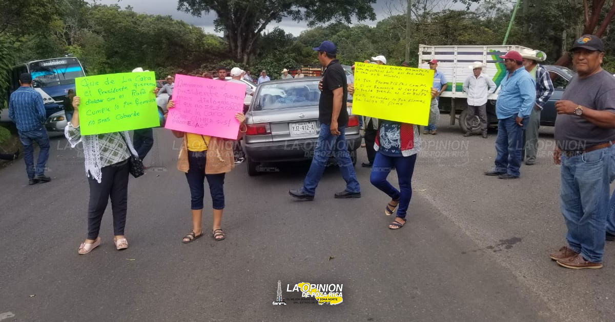 Por falta de agua, toman carretera en Zentla