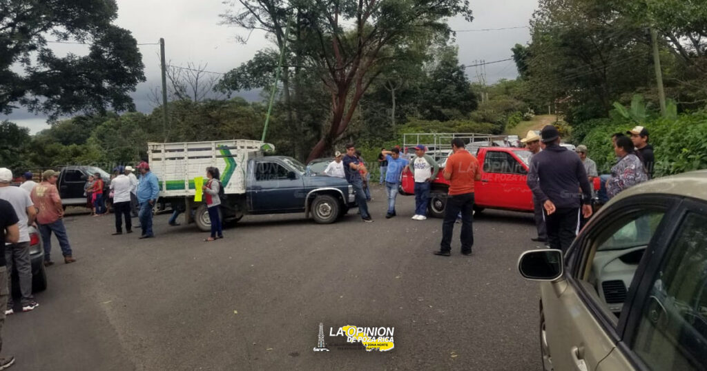 Por falta de agua, toman carretera en Zentla