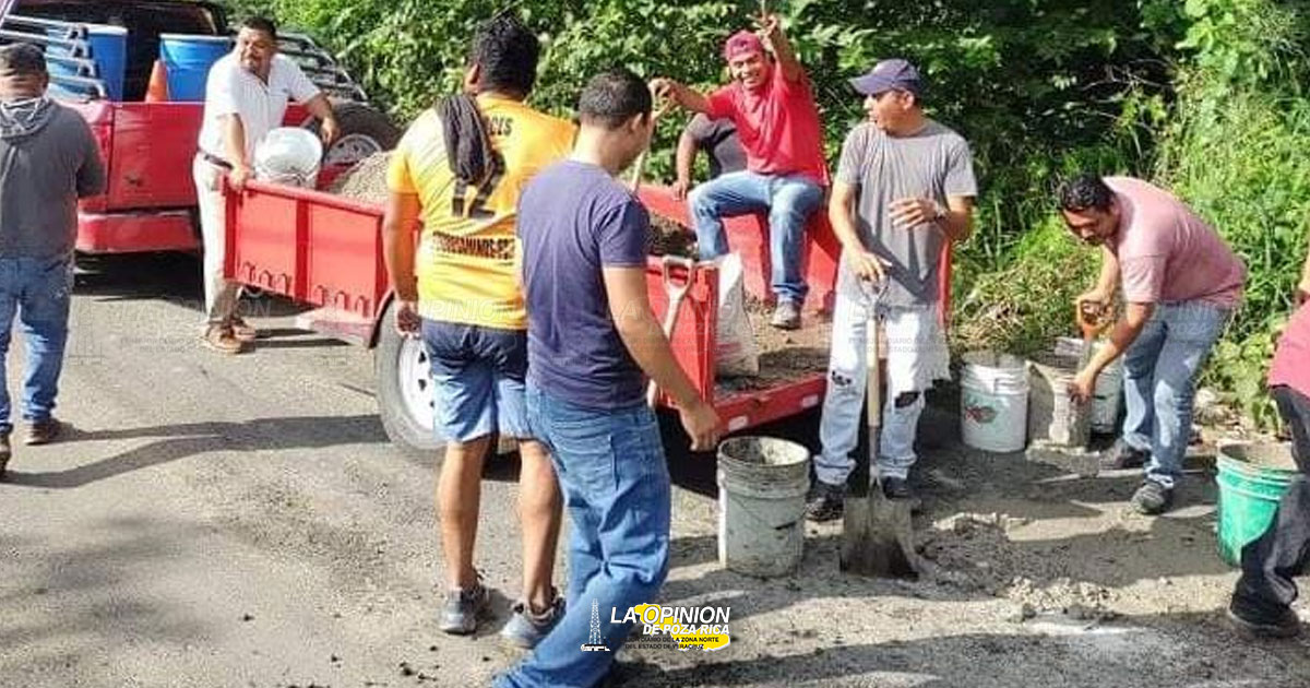 Taxistas y particulares tapan baches de la carretera a Cazones