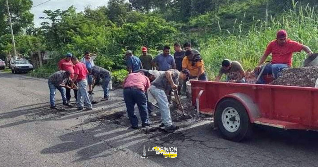 Taxistas y particulares tapan baches de la carretera a Cazones
