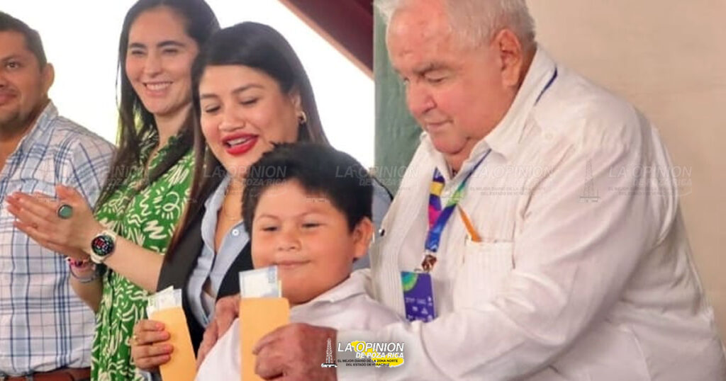 Entregan últimas 262 Becas del Ramo 033 a niñas y niños