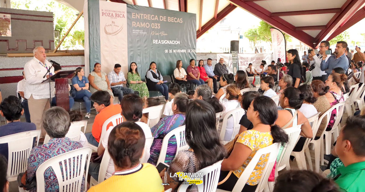 Entregan últimas 262 Becas del Ramo 033 a niñas y niños