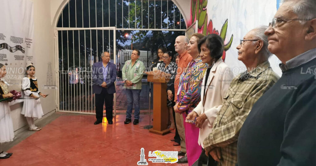 Develan Línea del Tiempo en la Casa de Cultura