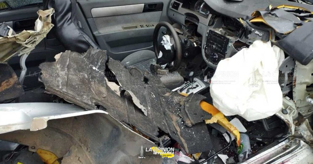 Automóvil hecho chatarra tras chocar con autobús
