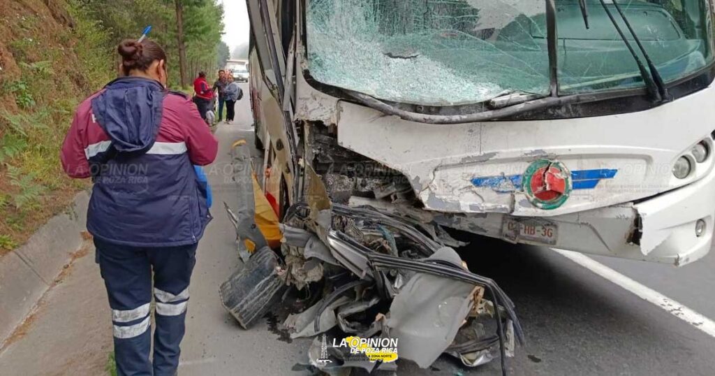 Automóvil hecho chatarra tras chocar con autobús