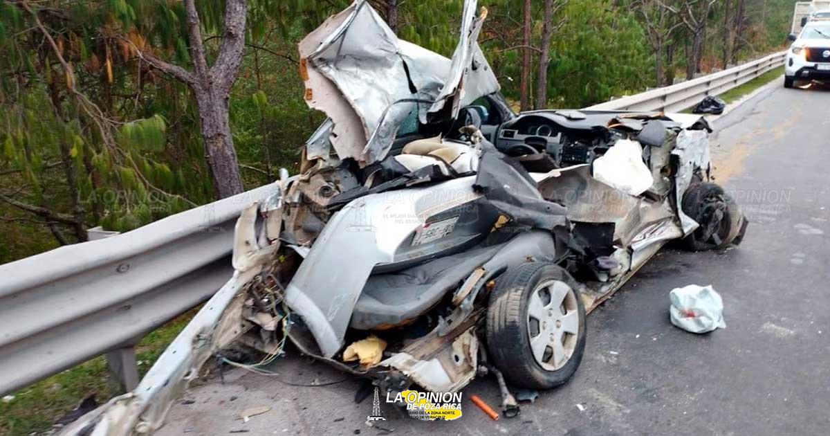 Automóvil hecho chatarra tras chocar con autobús