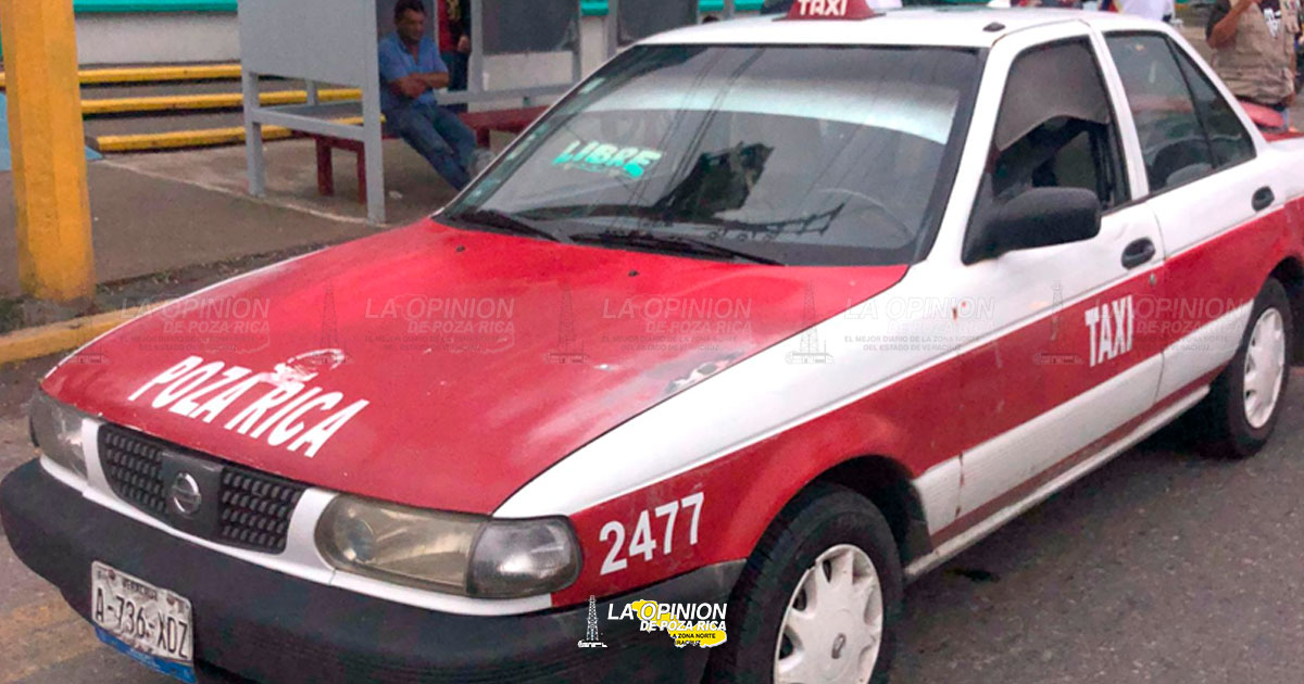 Chocan taxis frente al IMSS