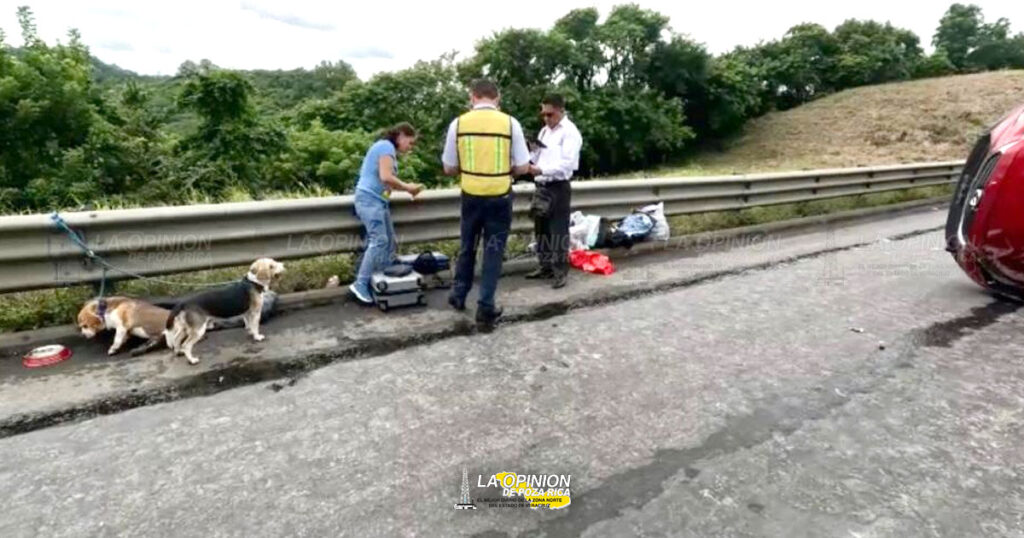 Vuelca tras choque en Autopista Totomoxtle
