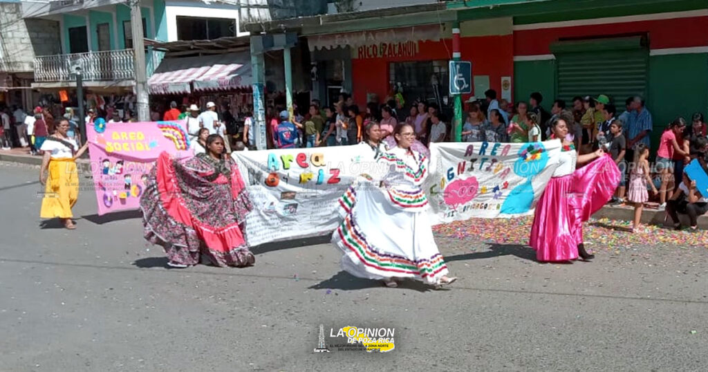 Lucido desfile se realiza en Cerro Azul