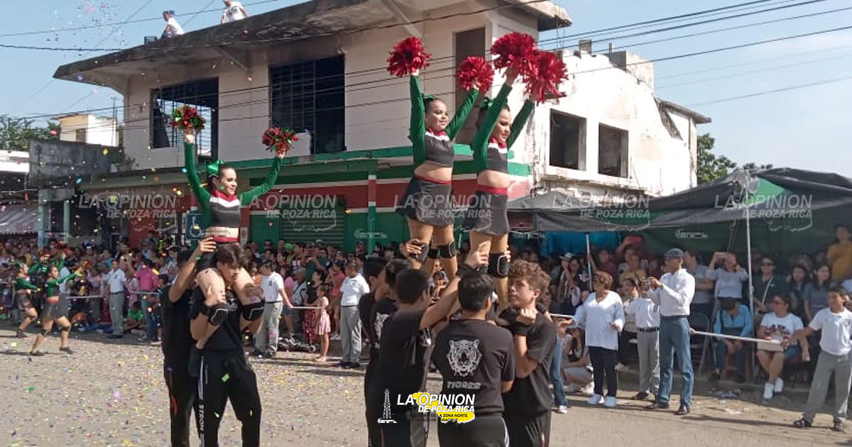 Lucido desfile se realiza en Cerro Azul