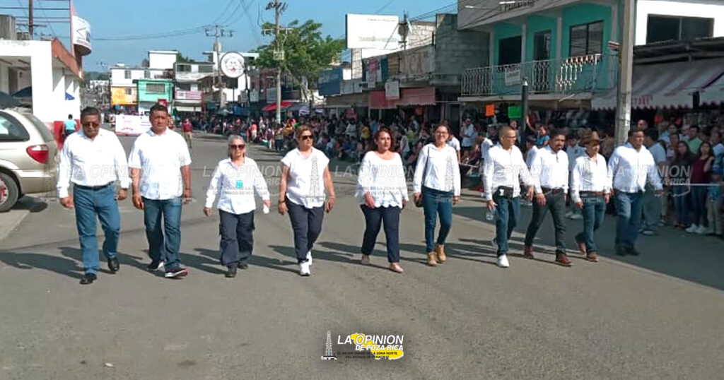 Lucido desfile se realiza en Cerro Azul
