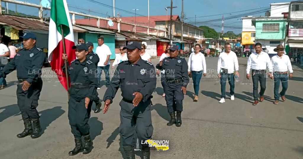 Lucido desfile se realiza en Cerro Azul