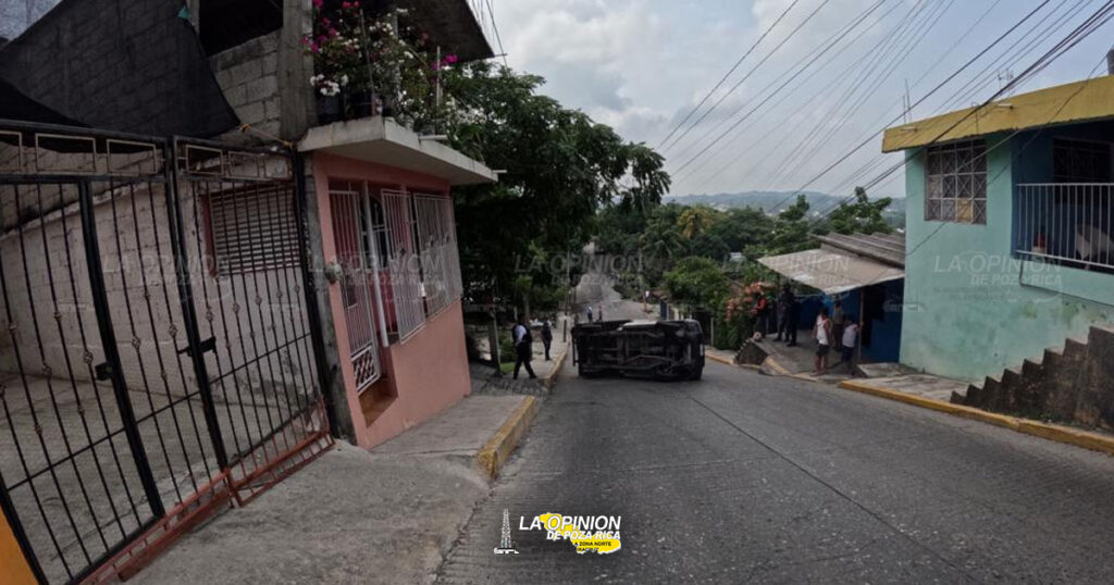 Vuelca camioneta gasera en la Anáhuac