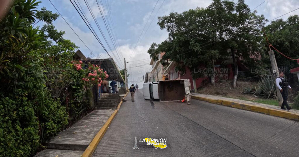 Vuelca camioneta gasera en la Anáhuac