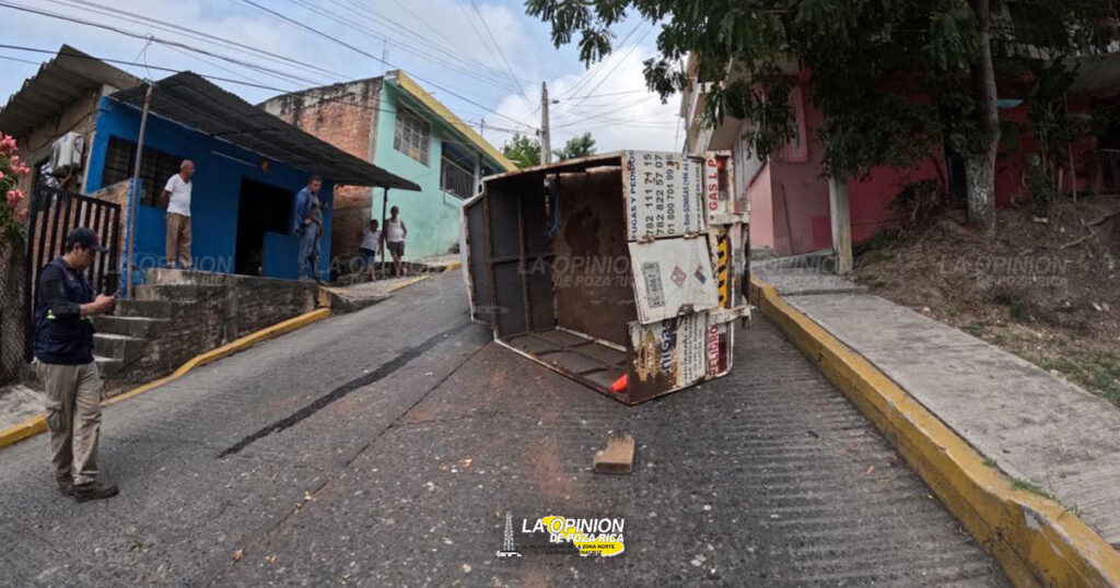 Vuelca camioneta gasera en la Anáhuac