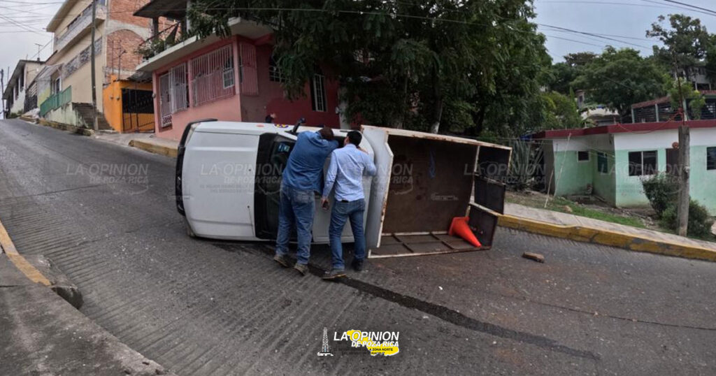 Vuelca camioneta gasera en la Anáhuac