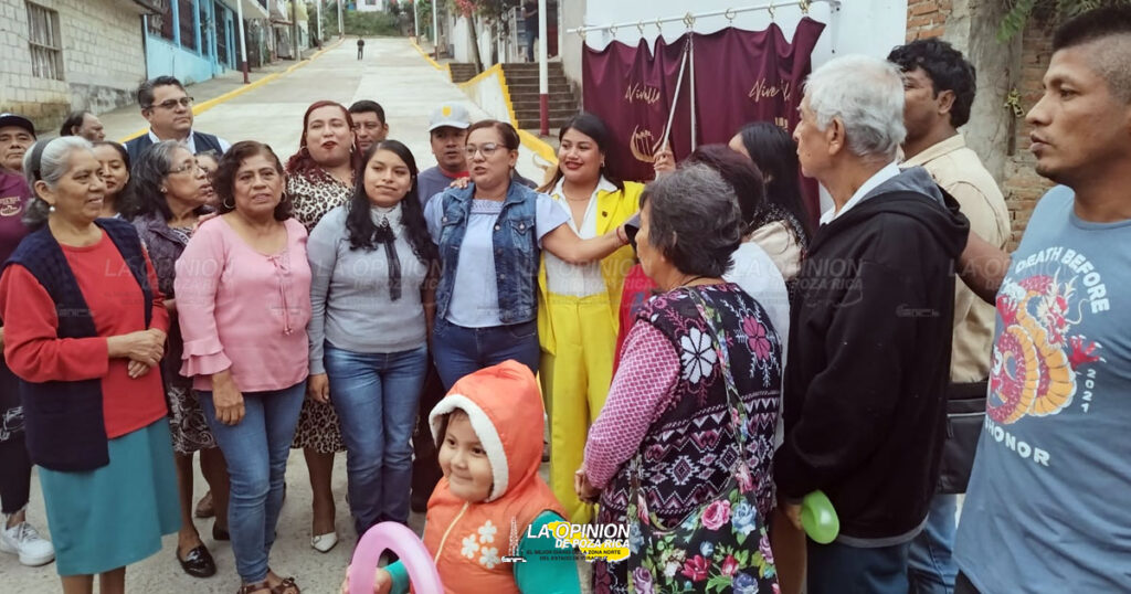 Por fin les pavimentan su calle en la Fausto Dávila Solís