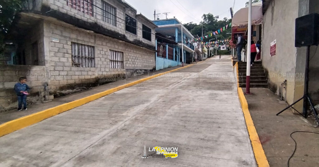 Por fin les pavimentan su calle en la Fausto Dávila Solís