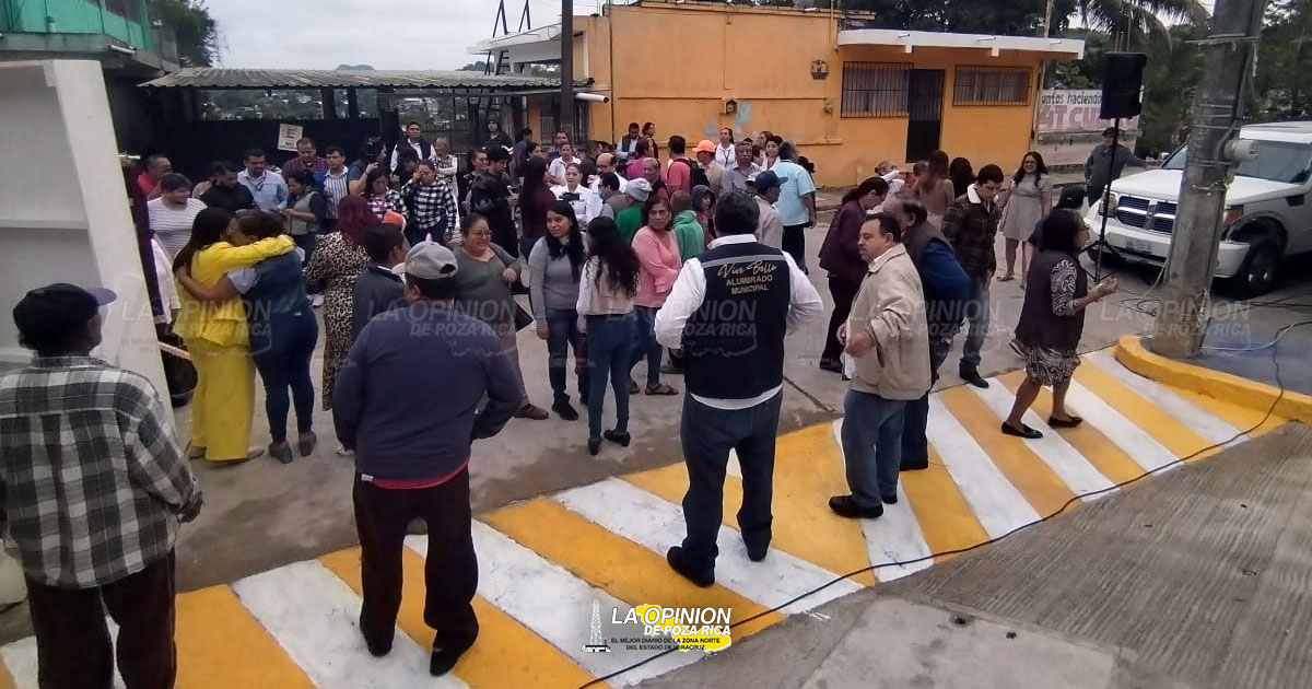 Por fin les pavimentan su calle en la Fausto Dávila Solís