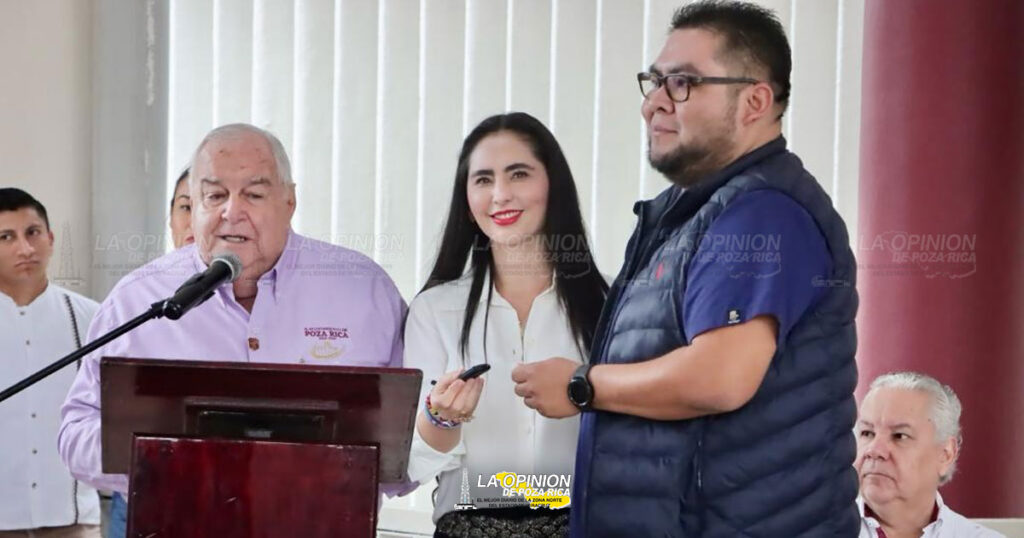 Entrega alcalde unidad móvil al Centro de Salud Animal de PR