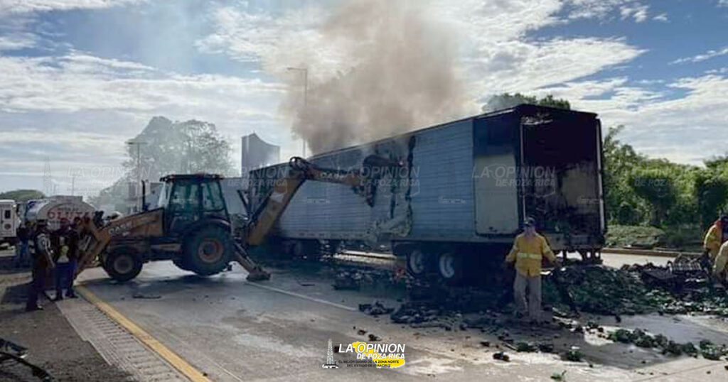 Tráiler se incendia en autopista