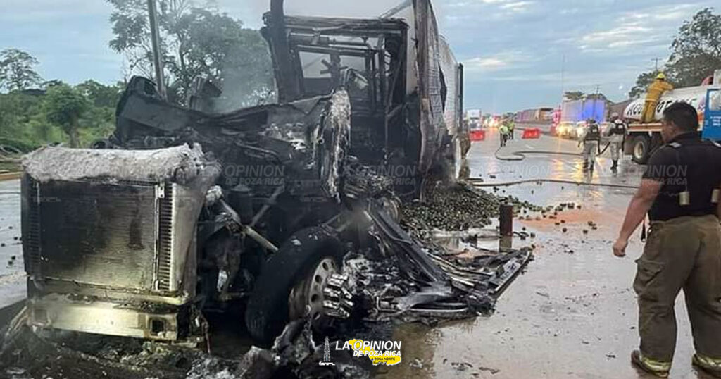 Tráiler se incendia en autopista
