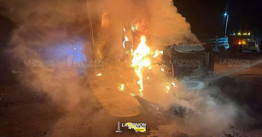 Tráiler se incendia en autopista